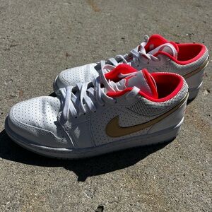 Jordan 1 Low SE
White Sesame